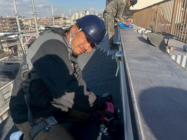 新しい屋根材の固定作業